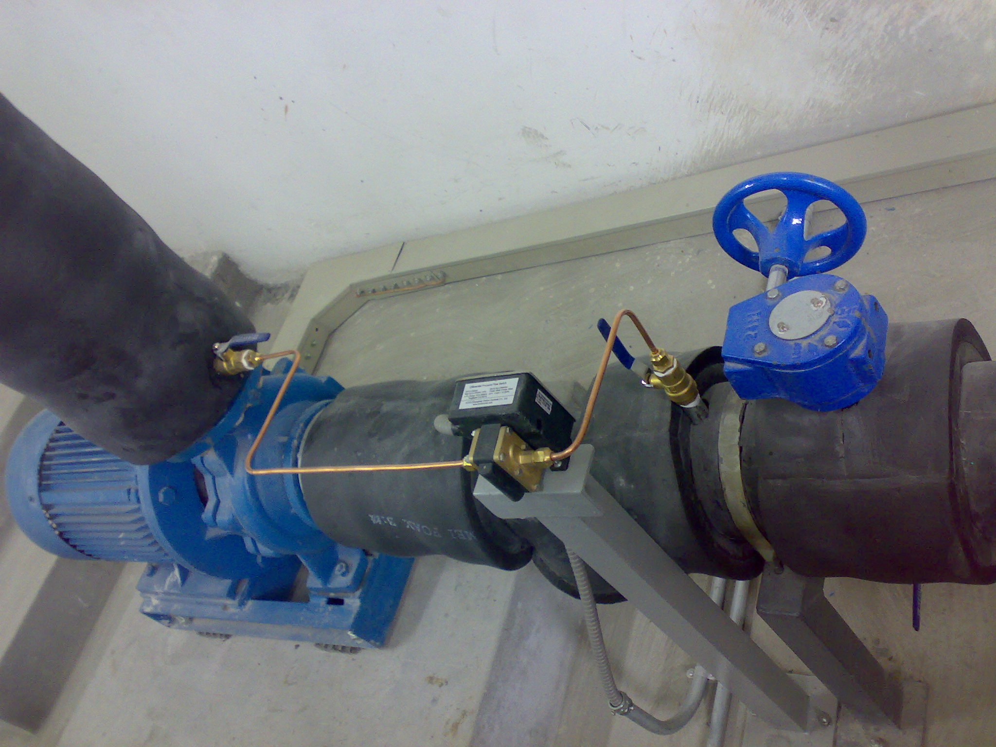 GE-511系列差压式流量开关通过两根细的导压铜管来监控水泵的流量